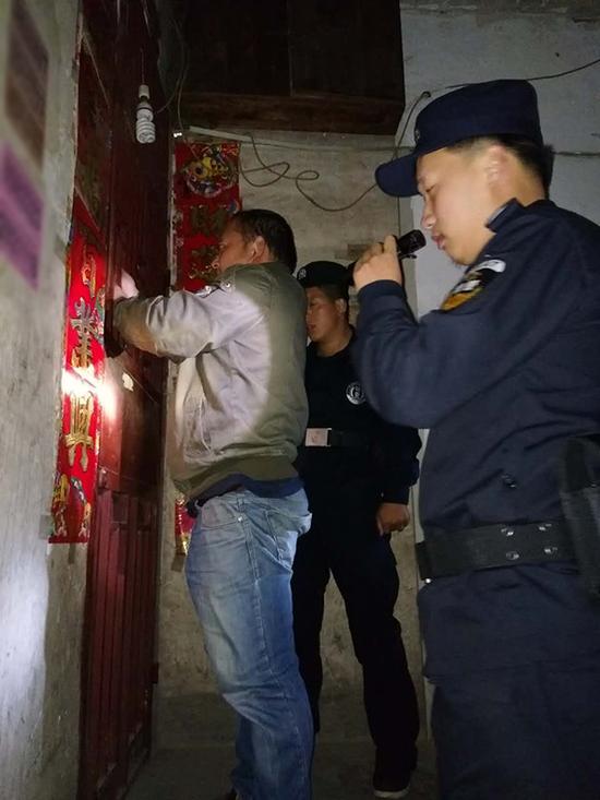 余庆粗心妈妈误将幼女锁家中 