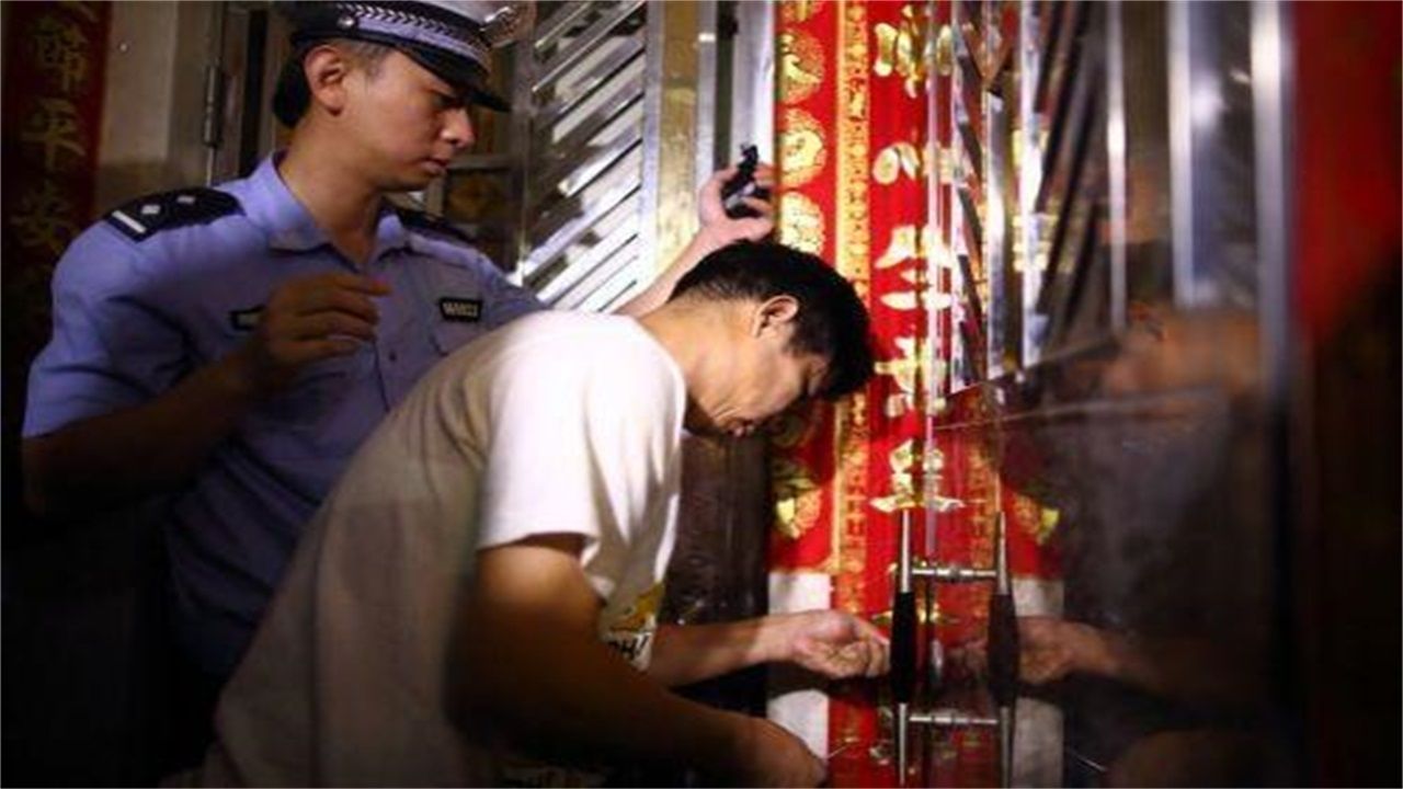 余庆请开锁师傅开了锁后，师傅